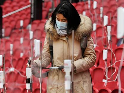 Una participante en el experimento rellena el depósito de un dispensador de aerosoles en el estadio Johan Cruijff de Ámsterdam.