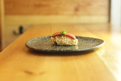 El niguiri ruso, de ensaladilla con hueva de atún y cobertura de almendra