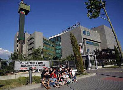 Trabajadores de Telemadrid, ayer ante la sede de la emisora.
