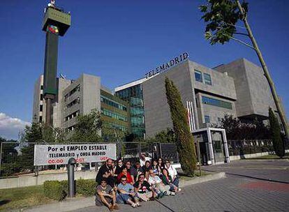 Trabajadores de Telemadrid,  ayer  ante la sede de la emisora.