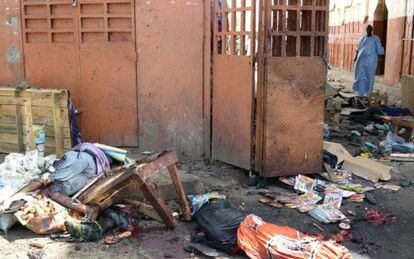 Imagen del mi&eacute;rcoles tras un atentado suicida en un mercado en Chad.