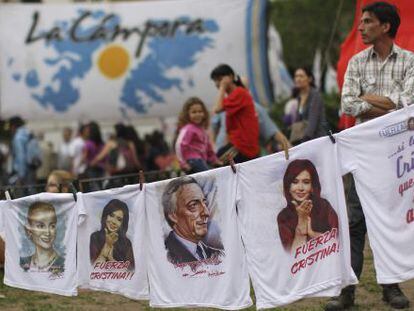 Venta de camisetas en la Plaza de Mayo, Buenos Aires.