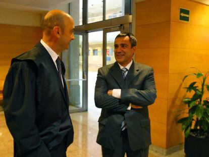 Jabyer Fernández (derecha), con su abogado en una de las jornadas del juicio del 'caso Iurbenor'.