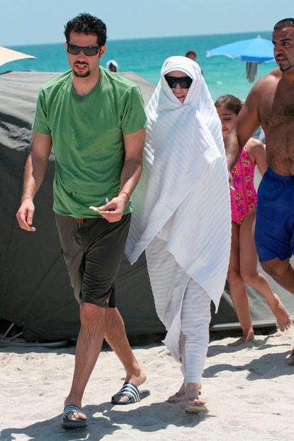 A Madonna no le gusta nada el sol. Cada vez que va a la playa se cubre con enormes sombreros o, en el mejor de los casos, con todas las toallas que pilla.