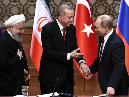 Desde la izquierda, los presidentes de Irán, Rohani; de Turquía, Erdogan, y de Rusia, Putin, en abril en Ankara.