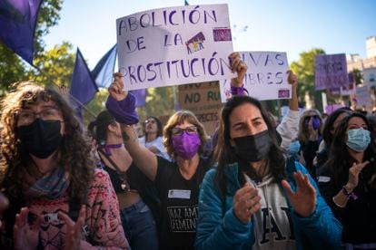 Varias participantes con las reclamaciones de la manifestación a favor de los derechos de la mujer, este sábado en Madrid.