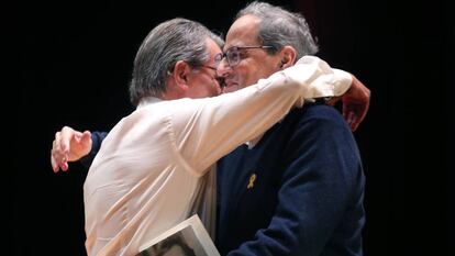 Artur Mas abraza a Quim Torra en un mitin de Junts per Catalunya en Terrassa, Barcelona, este sábado. En vídeo, comparecencias de Torra y Puigdemont, este sábado.