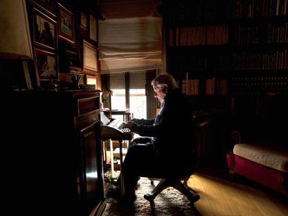 El novelista Francisco Gonz&aacute;lez Ledesma, ante la m&aacute;quina de escribir en su domicilio de Barcelona en abril de 2010.