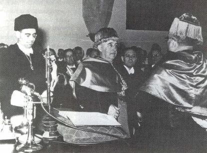 Franco, investido doctor honoris causa por la Universidad de Santiago en 1965. Fotografía del libro Inmunda escoria, de Ricardo Gurriarán.