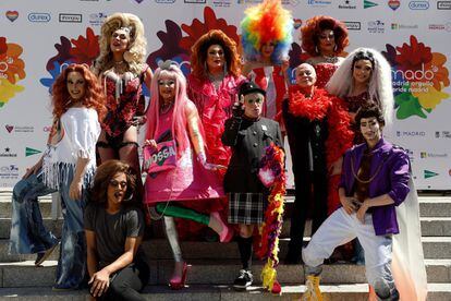 
El mundo del 'drag' y el del transformismo protagonizaron este miércoles el pregón del Orgullo LGTBI en la plaza Pedro Zerolo de Madrid. En esta ocasión, el evento fue grabado y retransmitido online para evitar aglomeraciones.
