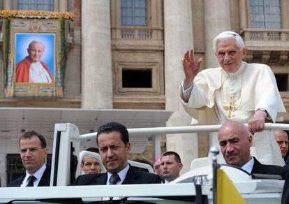 Paolo Gabriele (sentado en el centro), exmayordomo del papa Benedicto XVI, en una imagen del 4 de mayo.