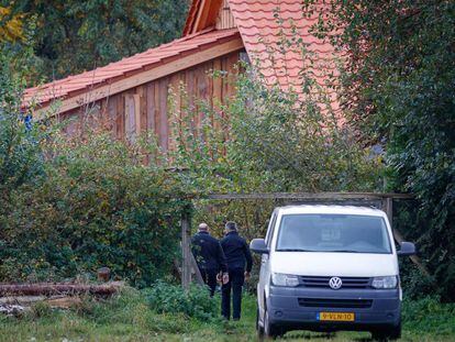 Polícías holandeses durante la investigación del caso en la granja en Drenthe, el 19 de octubre de 2019.