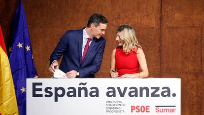 Pedro Sánchez y Yolanda Díaz firman el acuerdo entre PSOE y SUMAR en el Museo Reina Sofía, en Madrid, el pasado 13 de noviembre.