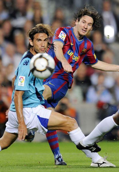Messi (a la derecha) dispara a puerta ante la oposición de Cisma, durante el partido de fútbol de la sexta jornada de la Liga de Primera División, Barcelona-Almería, en 2006.