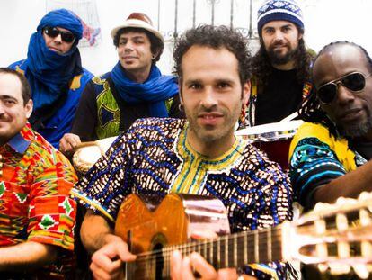 Manuel Ballena Gurumbé, con la guitarra, y los músicos del disco 'Afroandaluz'.