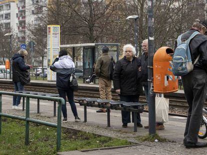 Un grupo de ciudadanos espera el tranvía en el barrio de Marzahn, a las afueras de Berlín, el pasado martes.