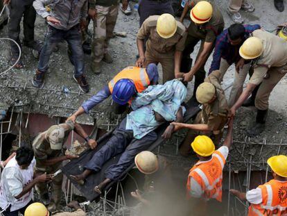 Al menos 18 muertos y 70 heridos en Calcuta al derrumbarse un puente