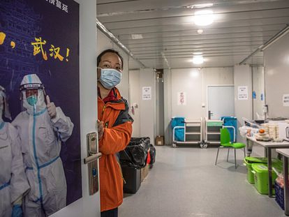 Una trabajadora en el hospital Leishenshan, en Wuhan (China), epicentro del brote de coronavirus.