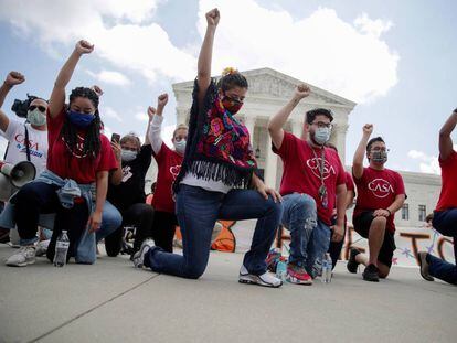 Un grupo de 'dreamers'  en el Supremo de EE UU en junio pasado.