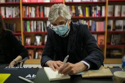 Josep Maria Argimon, secretari de Salut Pública de la Generalitat, signa un exemplar del seu llibre.