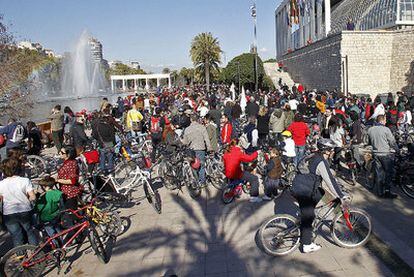 Concentración de ciclistas ante el Palau de la Música de Valencia antes de iniciar la marcha reivindicativa.