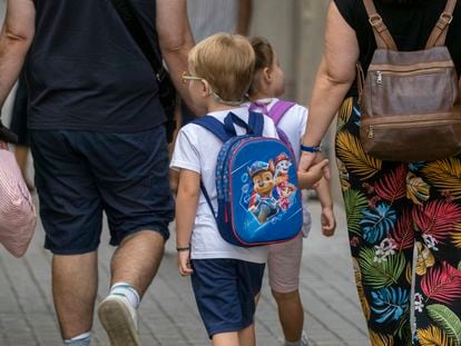 BARCELONA 2022 09 05
 Vuelta al Cole. Familiares acompañan a los pequeños al colegio tras las vacaciones de verano. Foto: Carles Ribas
 (DVD 1123)
