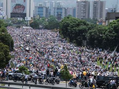 Las multitudinarias marchas opositoras deben convencer al mandatario para convocar elecciones presidenciales