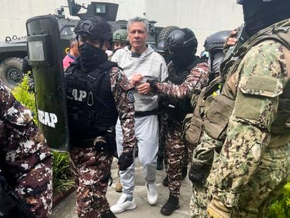 Jorge Glas, custodiado por agentes de policía en el momento de su ingreso en la prisión de La Roca en Guayaquil, Ecuador.