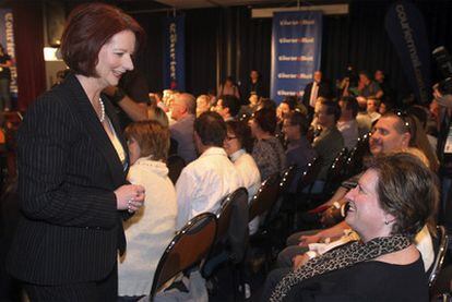 La primera ministra australiana, Julia Gillard (izquierda), durante un acto electoral en Brisbane.