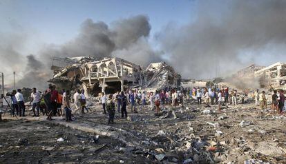 Ciudadanos de Mogadisco recuperan cadáveres tras el estallido de un camión bomba.