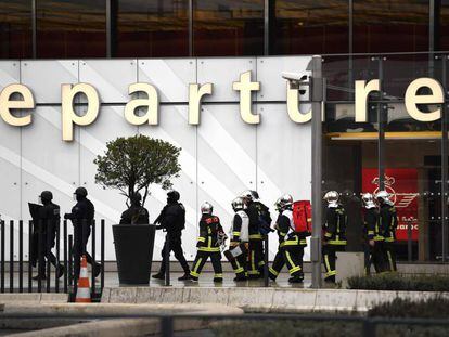 Policies i bombers, aquest matí, a l'aeroport de París-Orly.