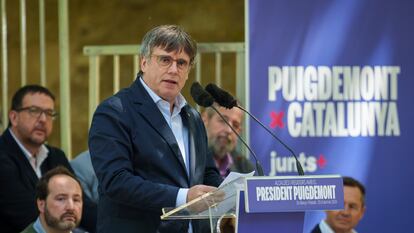 El expresidente de la Generalitat y candidato de Junts para las elecciones catalanas, Carles Puigdemont, durante un acto político en Els Banys i Palaldà (Francia).