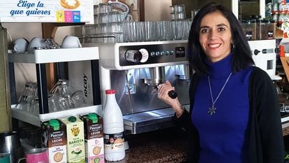 Ángeles Domingo, en su cafetería El Patio, en La Zubia (Granada).