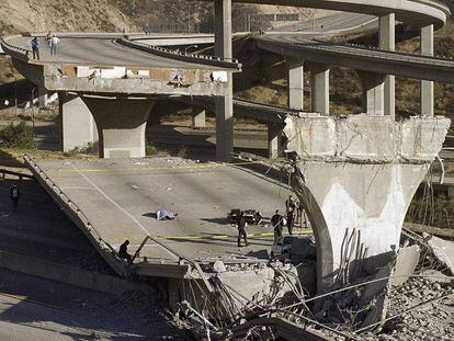 Efectos del terremoto que tuvo lugar en 1994, en el norte de Los Ángeles.