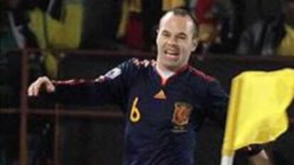 Andrés Iniesta,iz, y David Villa,d, celebran el segundo gol de la selección durante el partido que Chile y España disputaron hoy en el Loftus Versfeld de Pretoria, en la tercera y última jornada del grupo H de la primera fase del Mundial de Sudáfrica 2010.