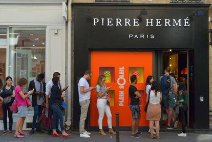 Los clientes hacen cola a la entrada de una de las 'boutiques' de Pierre Hermé en París.