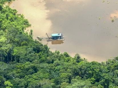 Una embarcación ilegal extrae oro del río Puré en el amazonas, en la frontera entre Colombia y Brasil, el 3 de abril de 2022.