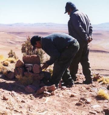 Dos guardaparques de la Reserva de Fauna Andina Eduardo Avaroa (Bolivia), colocando las primeras cámaras trampa que emplearon, en 2004.