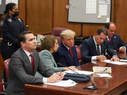 El expresidente Donald Trump espera con sus abogados la lectura de los cargos, este martes en Nueva York.