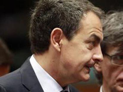 El presidente del Gobierno español, José Luis Rodríguez Zapatero (i), conversa con el presidente francés, Nicolas Sarkozy (d), al inicio de la cumbre de líderes europeos.