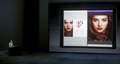 Fue una de las grandes sorpresas de la presentación anual de Apple: un iPad a lo grande, con una gran pantalla, mayor potencia y nuevos accesorios, como el antes denostado 'stylus'. En la imagen, el director de diseño de Adobe/Behance, Eric Snowden, muestra el 'software' de su empresa para el nuevo iPad Pro el pasado septiembre.