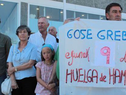 Laura Mintegi, esta mañana en la concentración en apoyo a Uribetxeberria ante el Hospital Donostia.