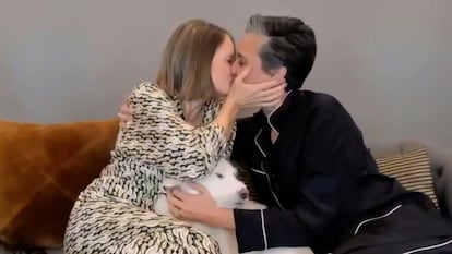 Jodie Foster y su esposa, Alexandra Hedison, se besan tras recibir la actriz el Globo de Oro por su papel en 'El mauritano'.