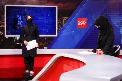 Presentadoras de las noticias de Tolo News, en Kabul el pasado 22 de mayo.