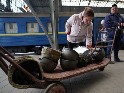 UNESCO enviará cascos y chalecos antibalas para proteger a los periodistas en Ucrania. En la imagen, cascos antes de ser cargados en un tren hacia Odesa en la ciudad de Lviv.