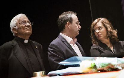 El padre Ángel, el productor Jesús Cimarro y la vicepresidenta del Gobierno, Soraya Sáenz de Santamaría, ante el féretro.