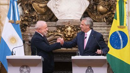 El presidente de Brasil, Luiz Inacio Lula da Silva, estrecha la mano a Alberto Fernández, presidente de Argentina, en una cumbre entre ambos países celebrada en Buenos Aires el 23 de enero.