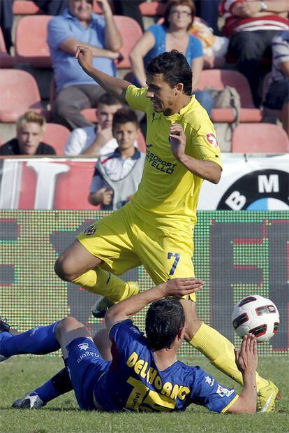 Nilmar, frente a Asier del Horno.