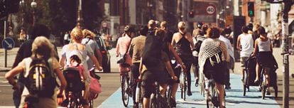 Ciclistas en una calle de Copenhague. 