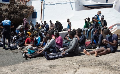 Algunos de los 43 migrantes que llegaron a la costa del pueblo de Punta Mujeres, en el norte de Lanzarote, en una embarcación neumática el 4 de septiembre.